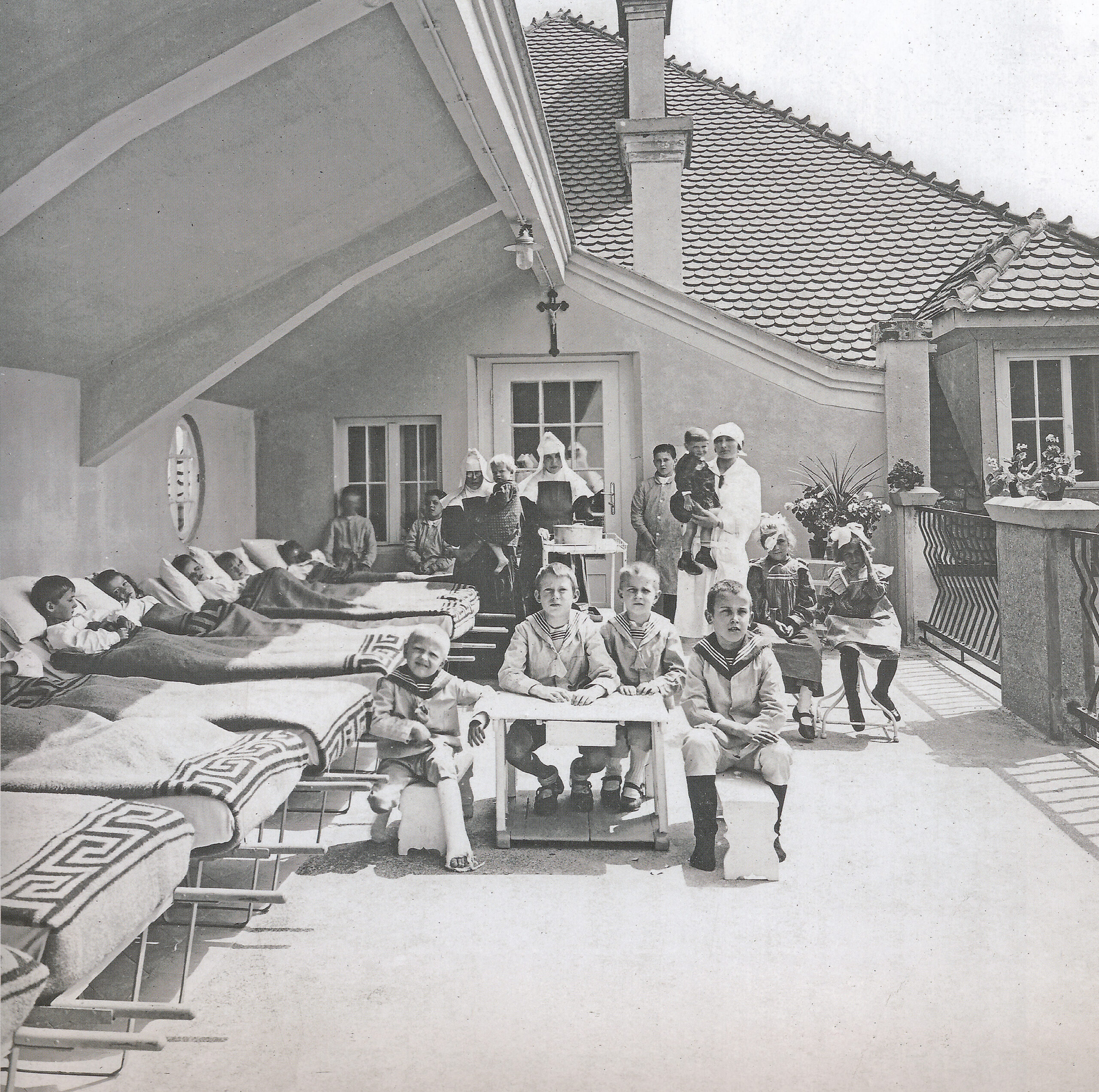 Kinder auf der Dachterrasse